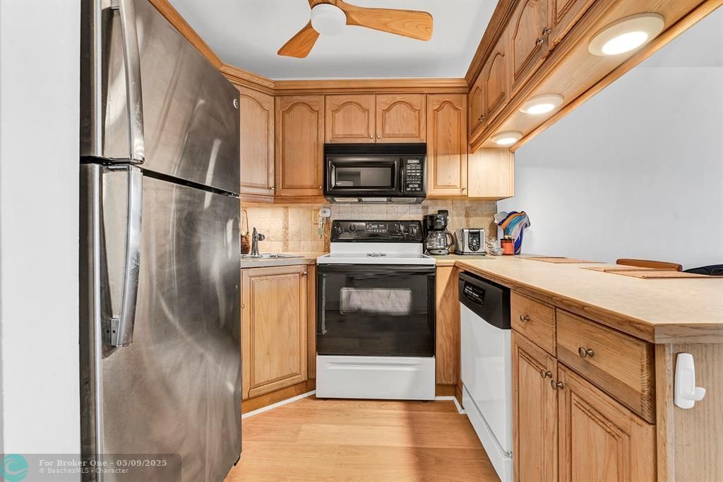 For Rent: $2,500 (1 beds, 1 baths, 585 Square Feet)