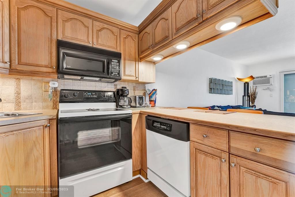 For Rent: $2,500 (1 beds, 1 baths, 585 Square Feet)