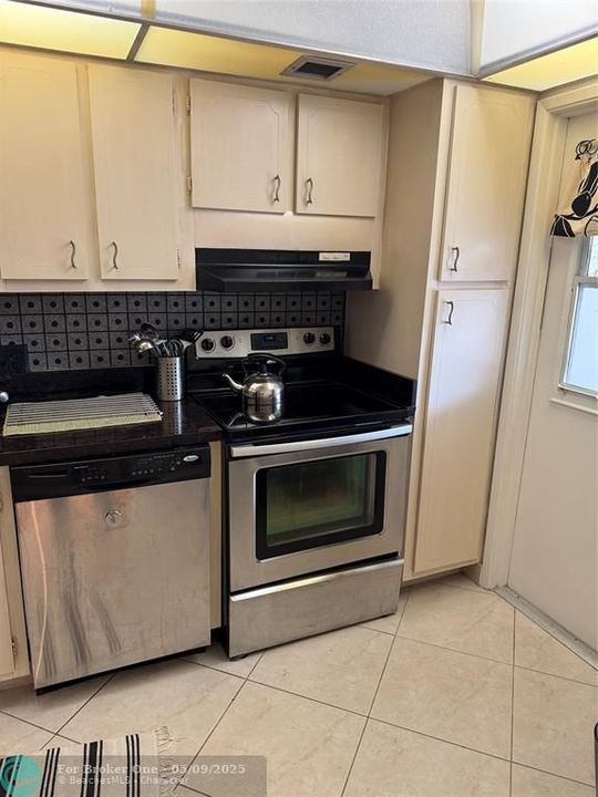 For Rent: $1,550 (1 beds, 1 baths, 900 Square Feet)