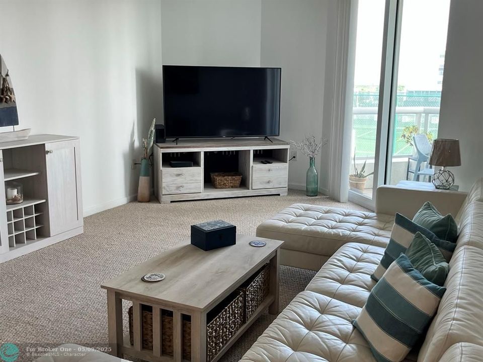 For Rent: $2,800 (1 beds, 1 baths, 900 Square Feet)