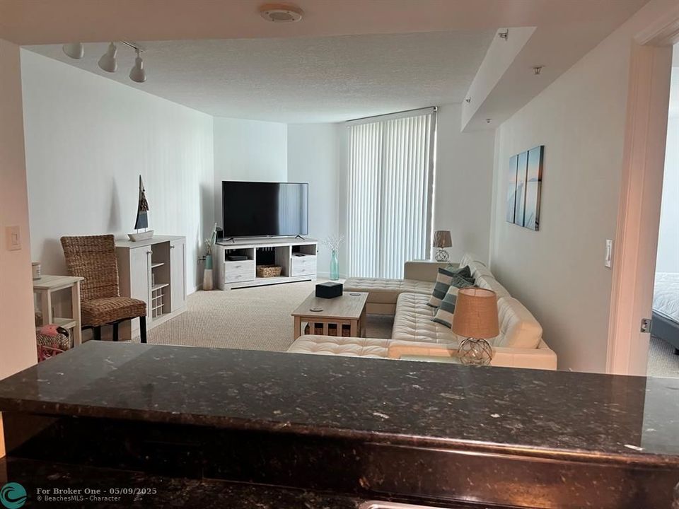For Rent: $2,800 (1 beds, 1 baths, 900 Square Feet)