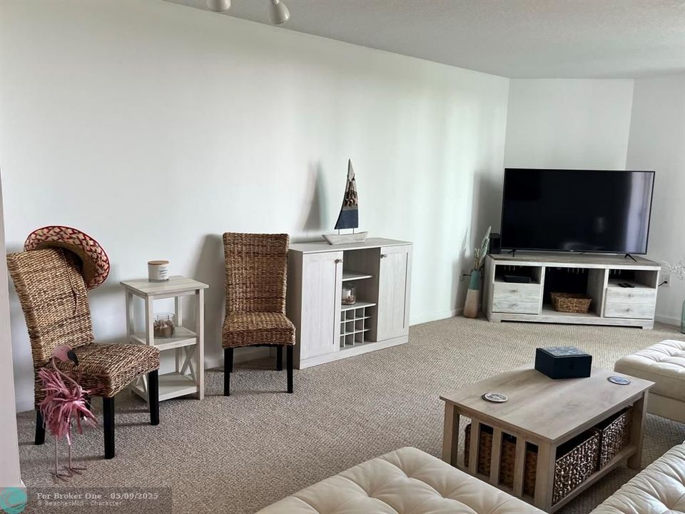 For Rent: $2,800 (1 beds, 1 baths, 900 Square Feet)