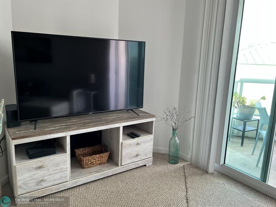 For Rent: $2,800 (1 beds, 1 baths, 900 Square Feet)