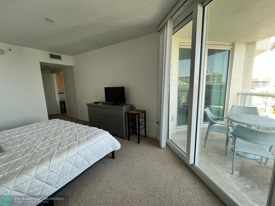 For Rent: $2,800 (1 beds, 1 baths, 900 Square Feet)