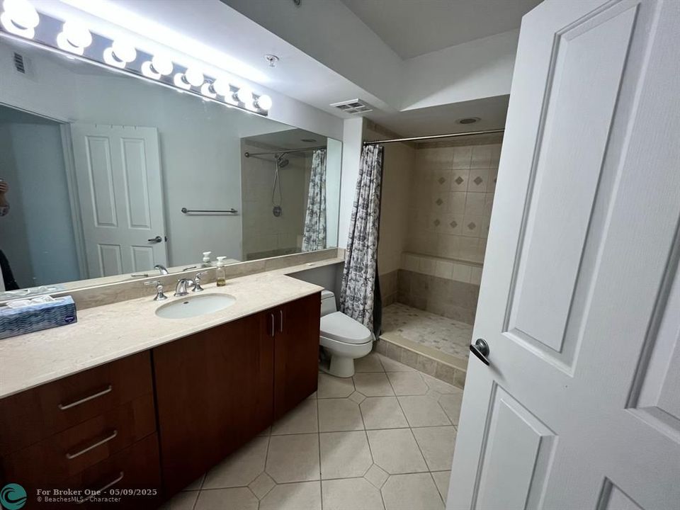 For Rent: $2,800 (1 beds, 1 baths, 900 Square Feet)