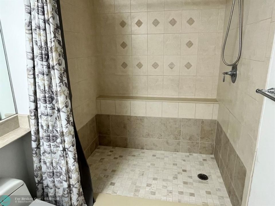 For Rent: $2,800 (1 beds, 1 baths, 900 Square Feet)