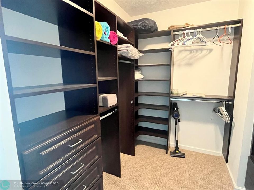 For Rent: $2,800 (1 beds, 1 baths, 900 Square Feet)