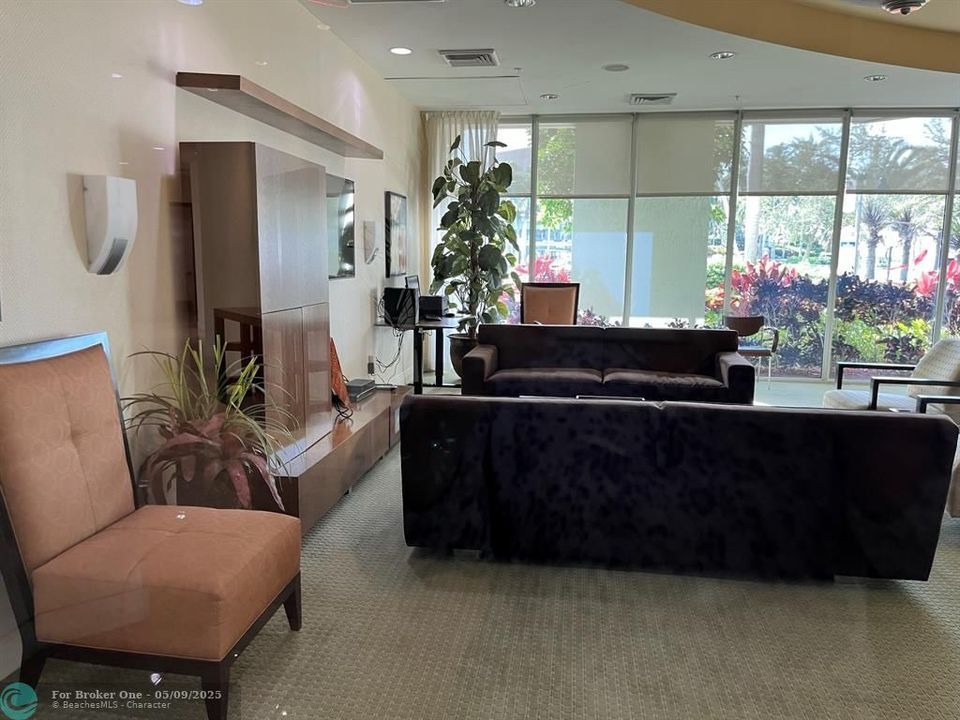 For Rent: $2,800 (1 beds, 1 baths, 900 Square Feet)