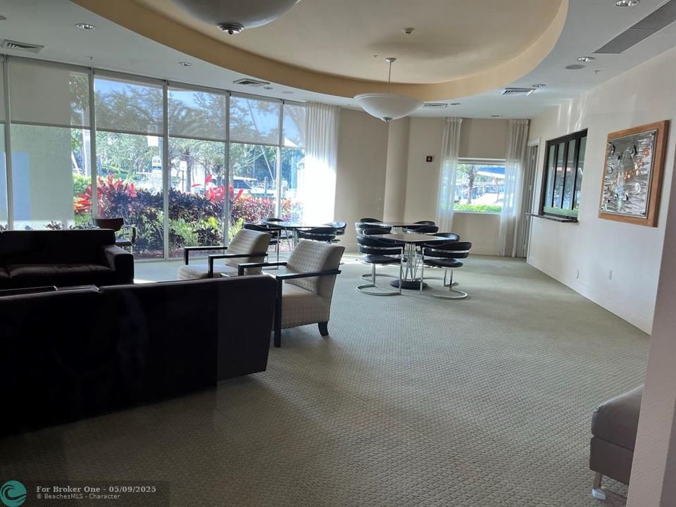 For Rent: $2,800 (1 beds, 1 baths, 900 Square Feet)
