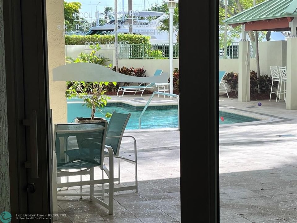 For Rent: $2,800 (1 beds, 1 baths, 900 Square Feet)