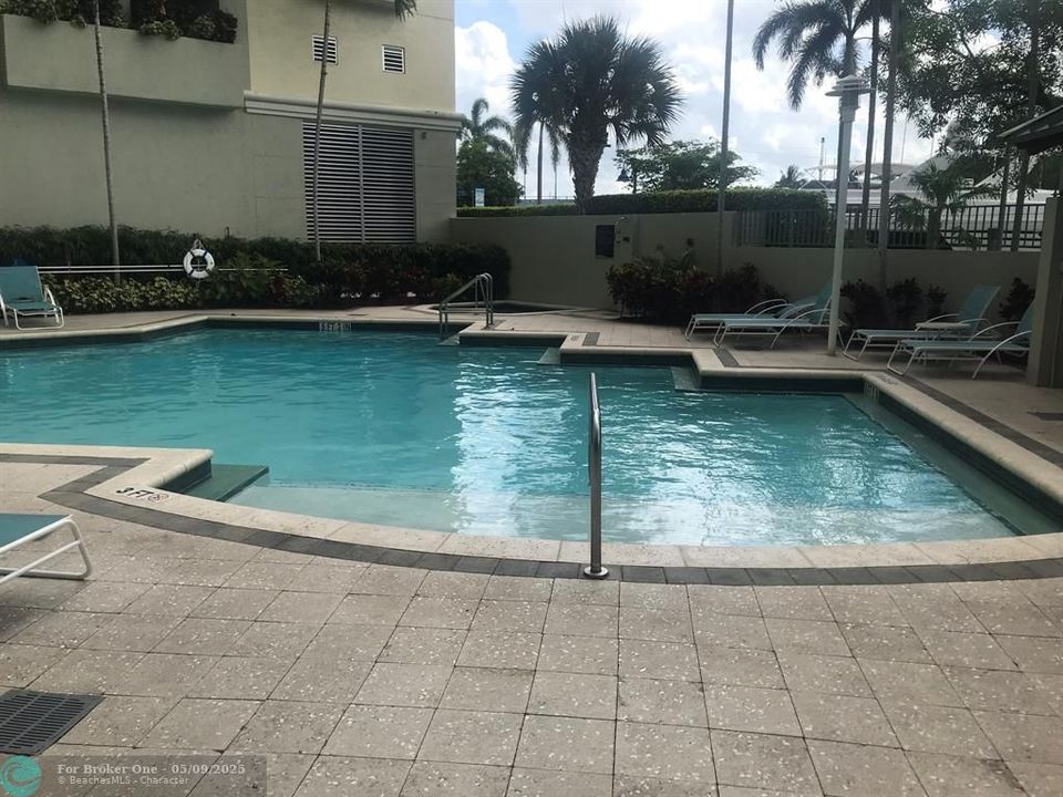 For Rent: $2,800 (1 beds, 1 baths, 900 Square Feet)