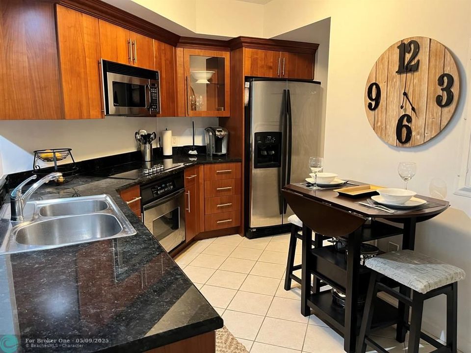 For Rent: $2,800 (1 beds, 1 baths, 900 Square Feet)