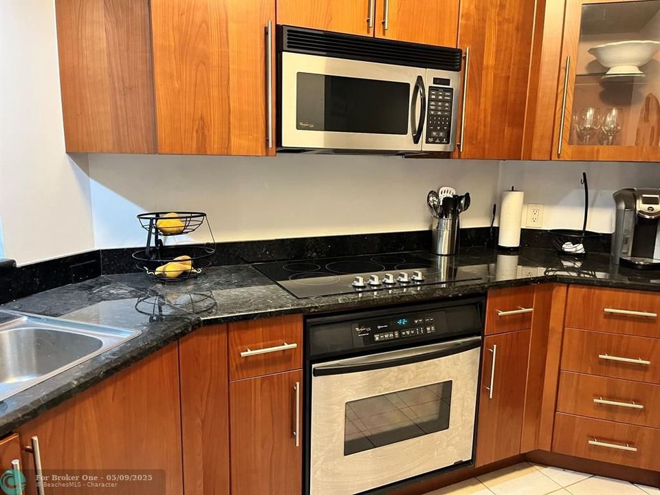 For Rent: $2,800 (1 beds, 1 baths, 900 Square Feet)