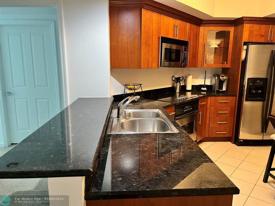 For Rent: $2,800 (1 beds, 1 baths, 900 Square Feet)