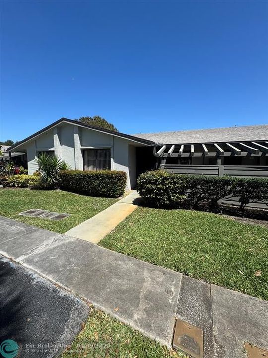 For Rent: $2,700 (2 beds, 2 baths, 1017 Square Feet)