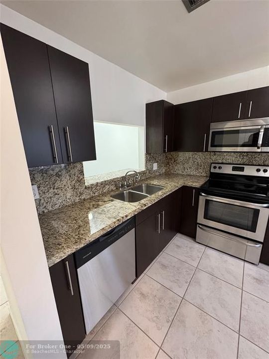 For Rent: $2,700 (2 beds, 2 baths, 1017 Square Feet)