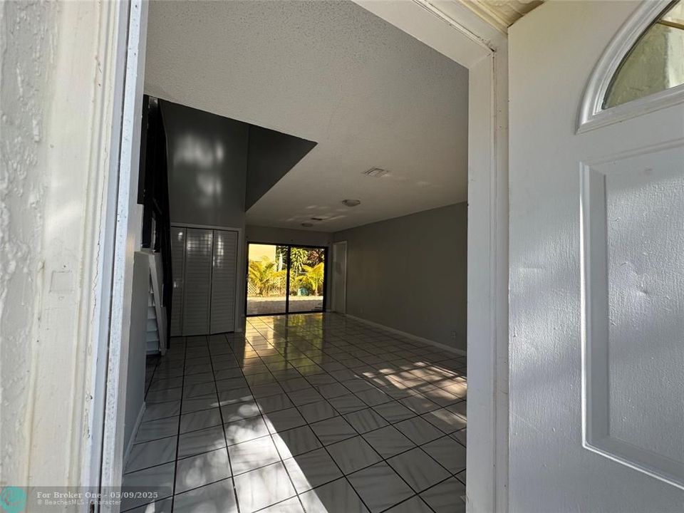 For Rent: $3,250 (4 beds, 2 baths, 1573 Square Feet)