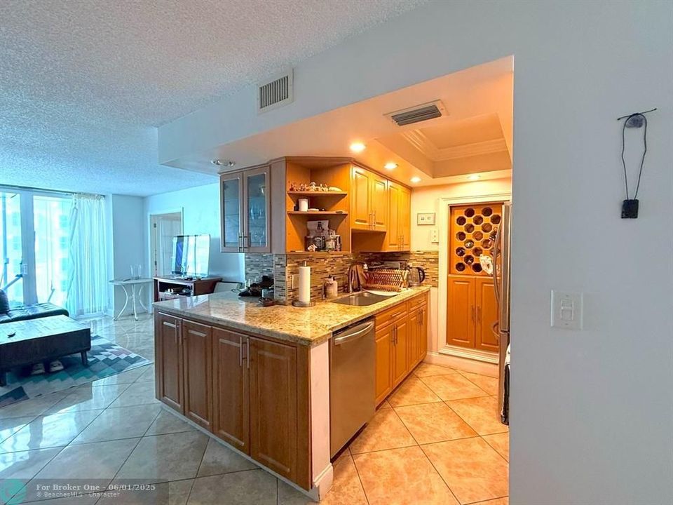 For Rent: $3,000 (2 beds, 2 baths, 1010 Square Feet)
