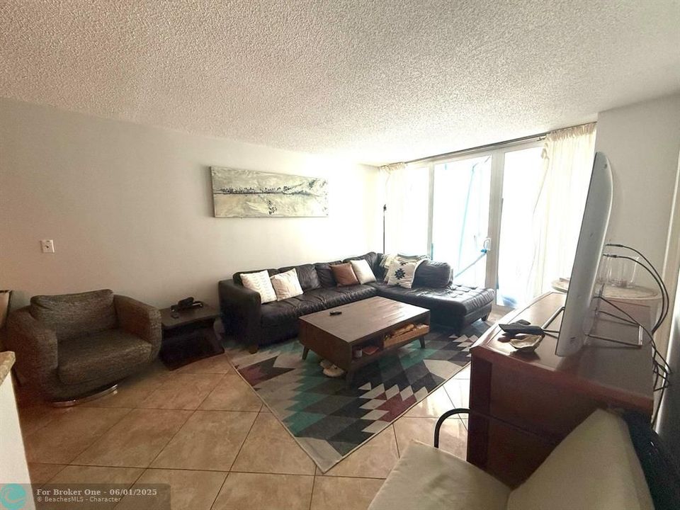 For Rent: $3,000 (2 beds, 2 baths, 1010 Square Feet)