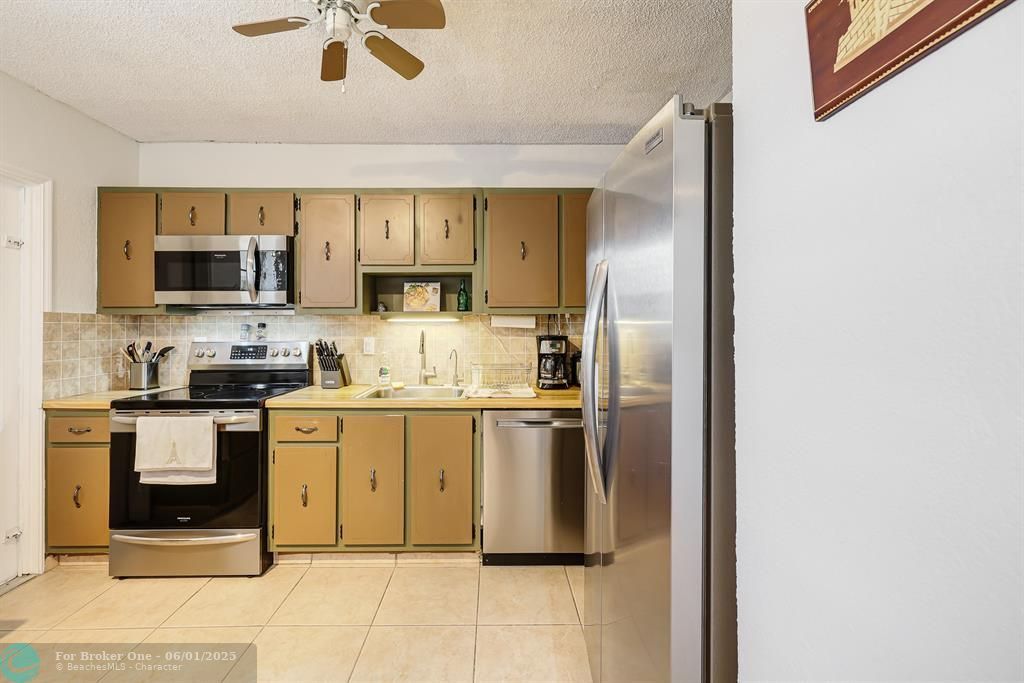 For Sale: $349,000 (2 beds, 2 baths, 1100 Square Feet)
