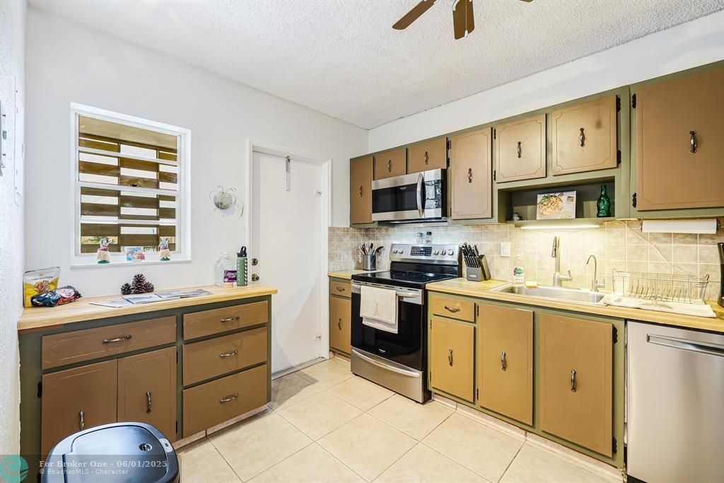 For Sale: $349,000 (2 beds, 2 baths, 1100 Square Feet)