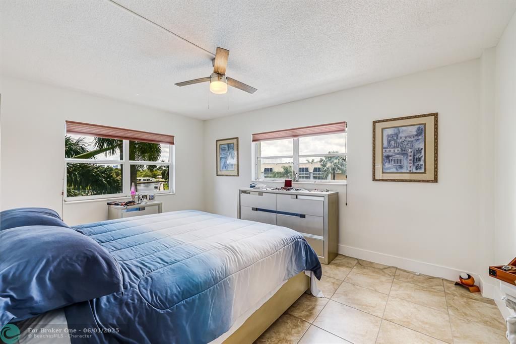 For Sale: $349,000 (2 beds, 2 baths, 1100 Square Feet)