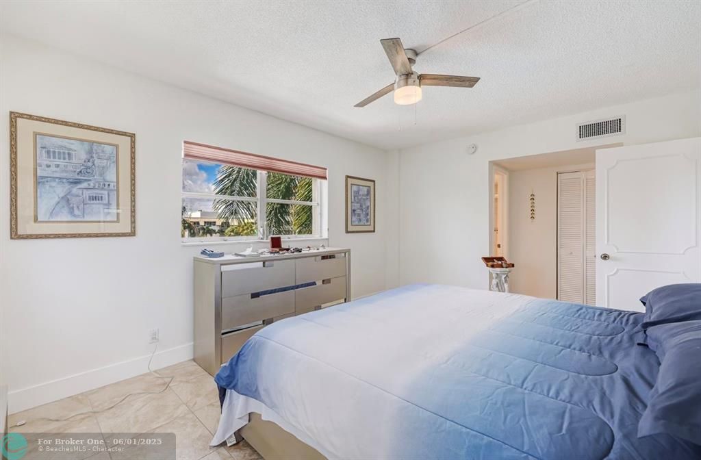 For Sale: $349,000 (2 beds, 2 baths, 1100 Square Feet)