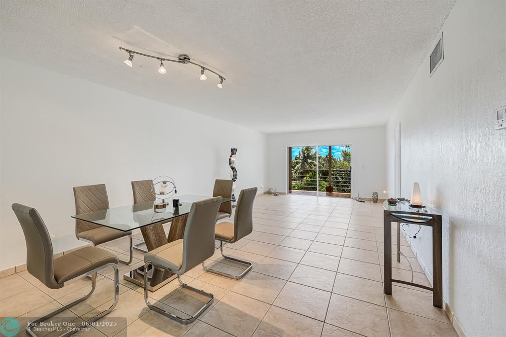 For Sale: $349,000 (2 beds, 2 baths, 1100 Square Feet)