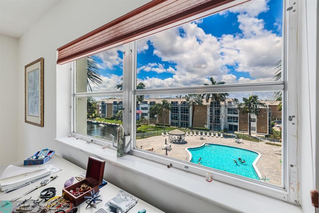 For Sale: $349,000 (2 beds, 2 baths, 1100 Square Feet)