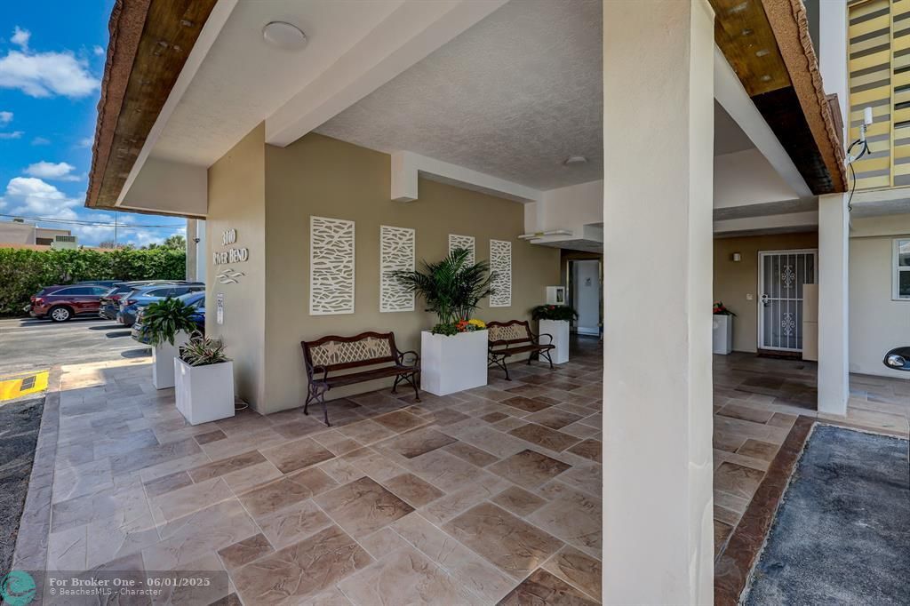 For Sale: $349,000 (2 beds, 2 baths, 1100 Square Feet)