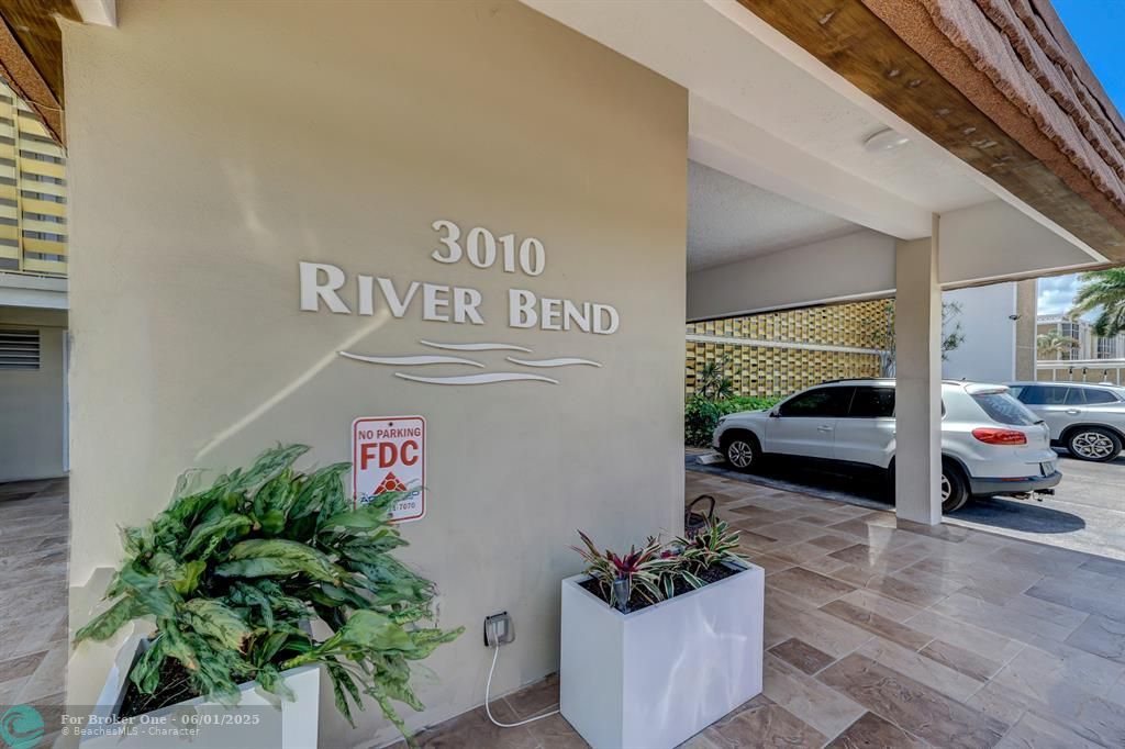 For Sale: $349,000 (2 beds, 2 baths, 1100 Square Feet)