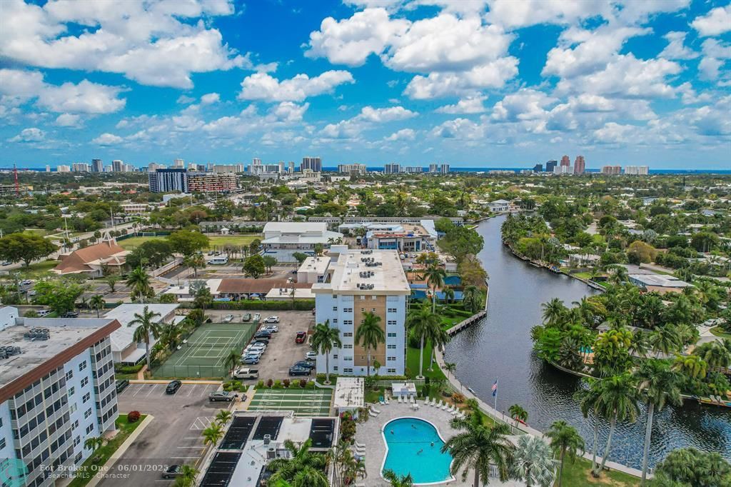 For Sale: $349,000 (2 beds, 2 baths, 1100 Square Feet)