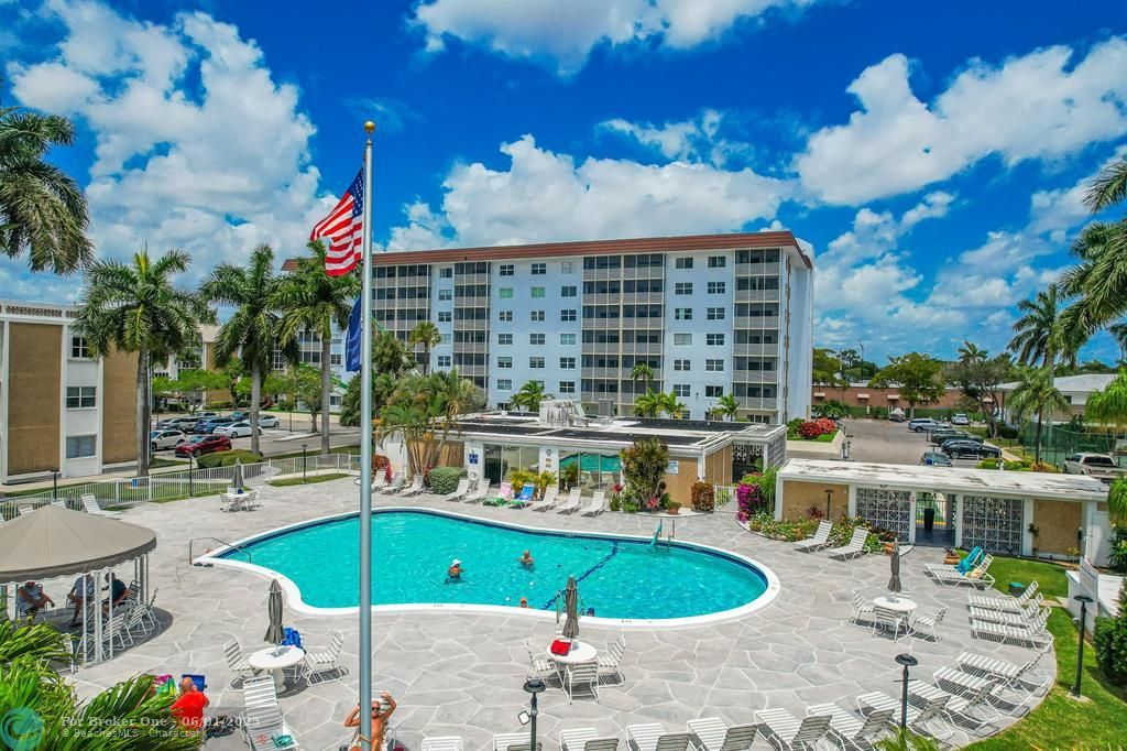 For Sale: $349,000 (2 beds, 2 baths, 1100 Square Feet)