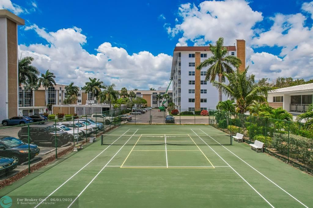 For Sale: $349,000 (2 beds, 2 baths, 1100 Square Feet)