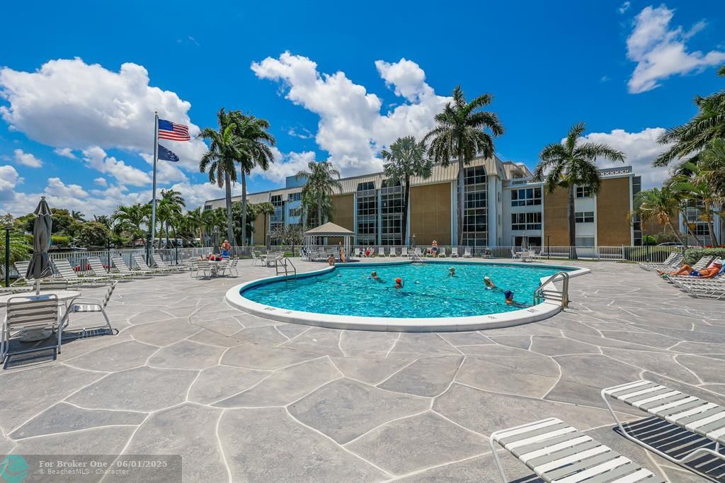 For Sale: $349,000 (2 beds, 2 baths, 1100 Square Feet)