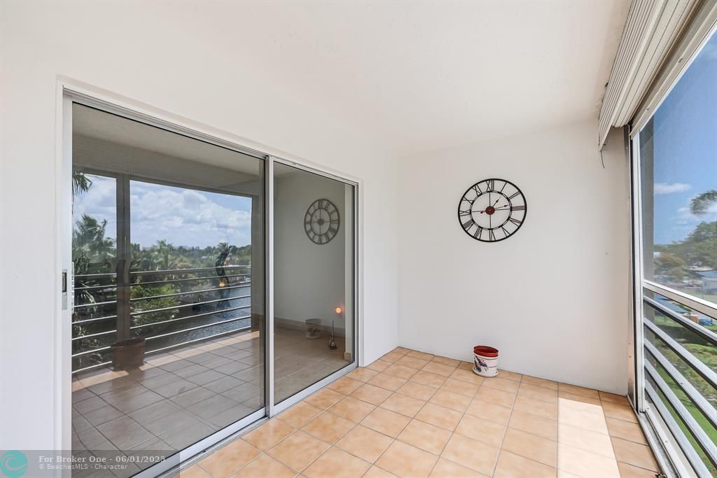 For Sale: $349,000 (2 beds, 2 baths, 1100 Square Feet)