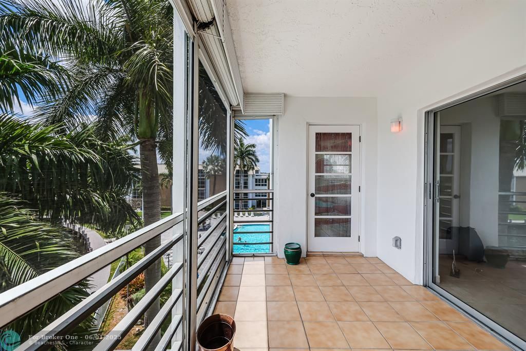 For Sale: $349,000 (2 beds, 2 baths, 1100 Square Feet)