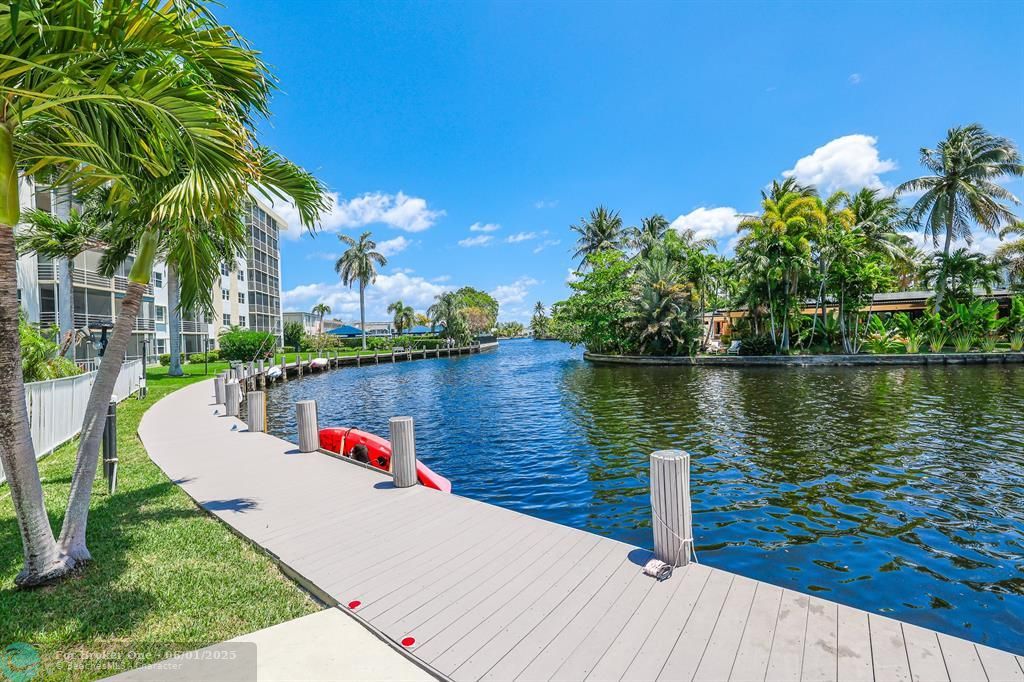 For Sale: $349,000 (2 beds, 2 baths, 1100 Square Feet)