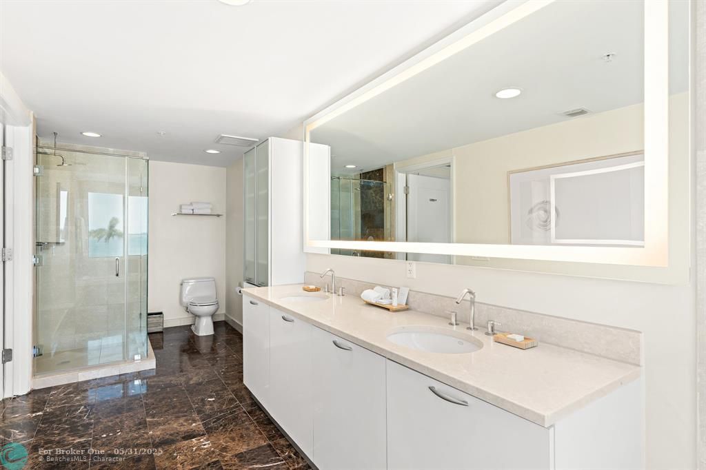 For Sale: $439,000 (1 beds, 2 baths, 1028 Square Feet)