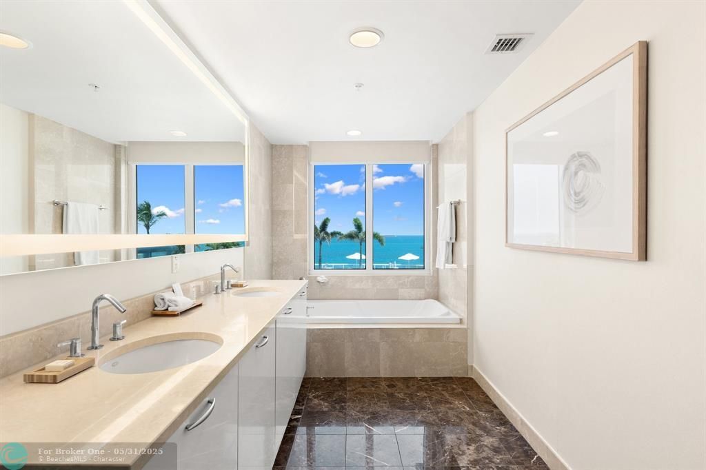 For Sale: $439,000 (1 beds, 2 baths, 1028 Square Feet)