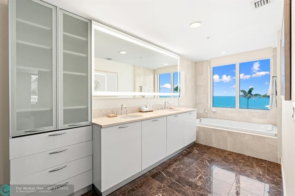 For Sale: $439,000 (1 beds, 2 baths, 1028 Square Feet)