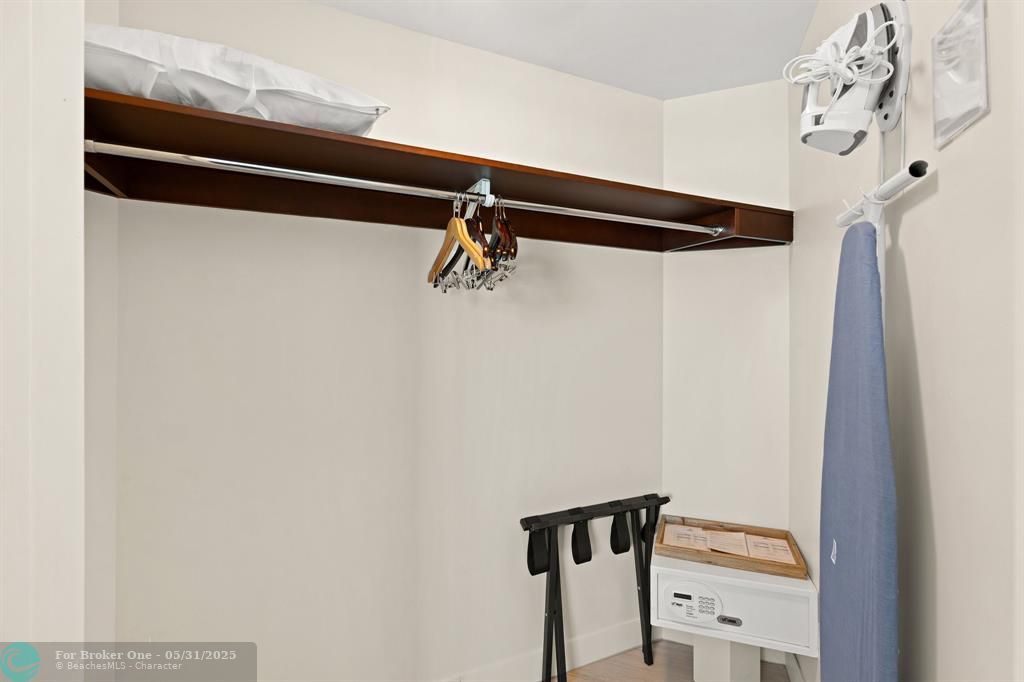 For Sale: $439,000 (1 beds, 2 baths, 1028 Square Feet)