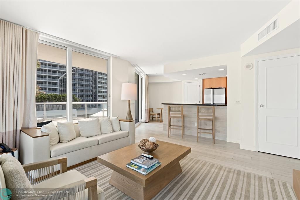 For Sale: $439,000 (1 beds, 2 baths, 1028 Square Feet)