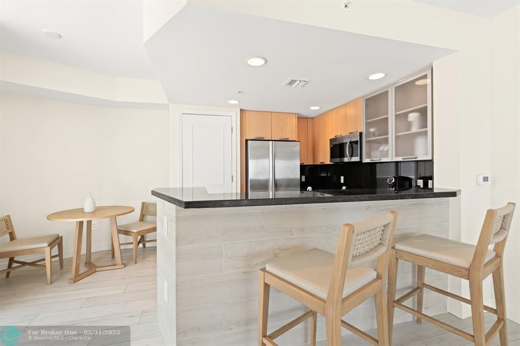 For Sale: $439,000 (1 beds, 2 baths, 1028 Square Feet)