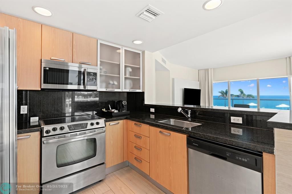 For Sale: $439,000 (1 beds, 2 baths, 1028 Square Feet)