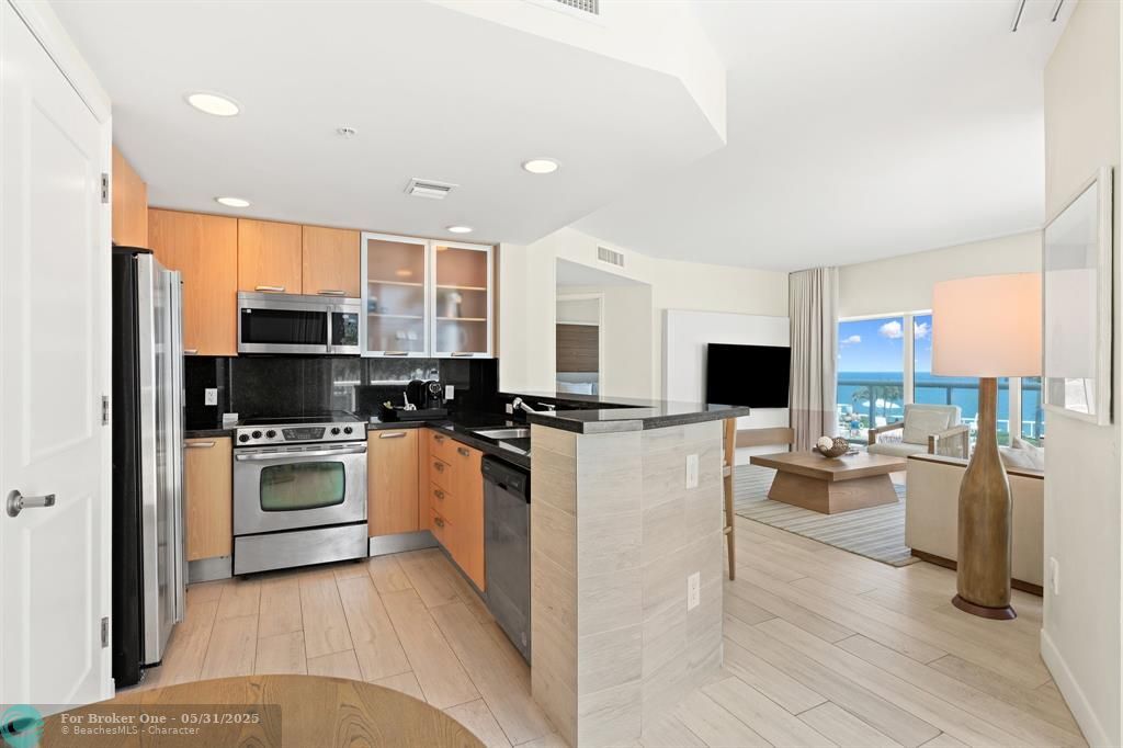 For Sale: $439,000 (1 beds, 2 baths, 1028 Square Feet)
