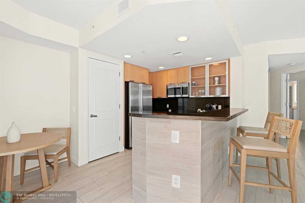 For Sale: $439,000 (1 beds, 2 baths, 1028 Square Feet)