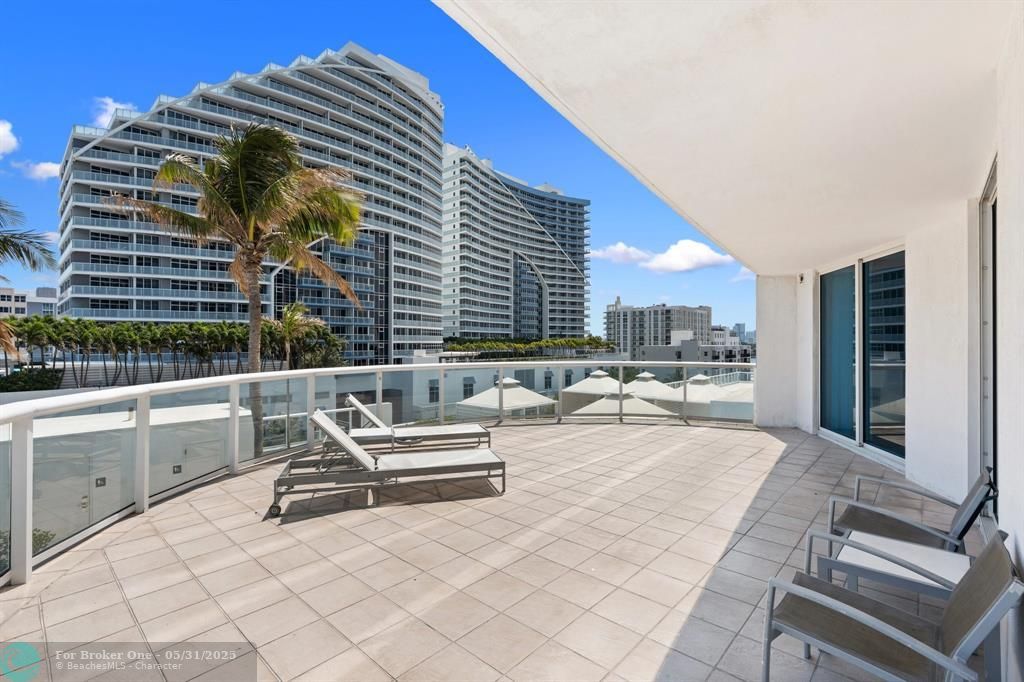 For Sale: $439,000 (1 beds, 2 baths, 1028 Square Feet)
