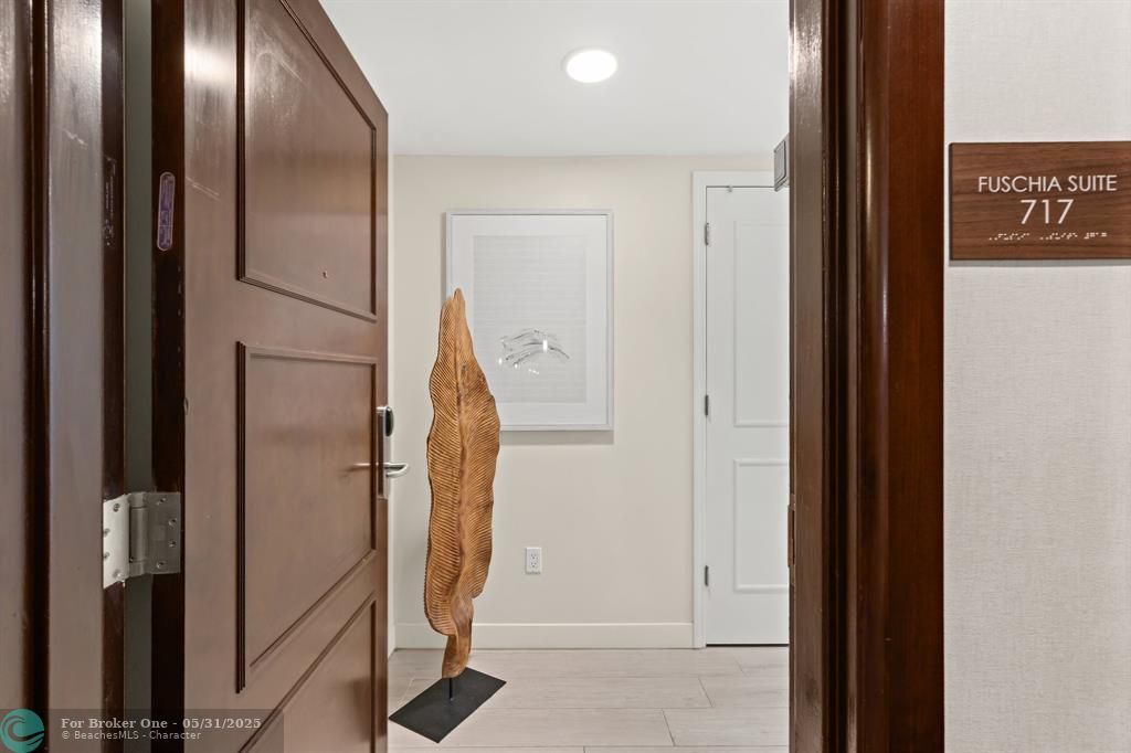 For Sale: $439,000 (1 beds, 2 baths, 1028 Square Feet)