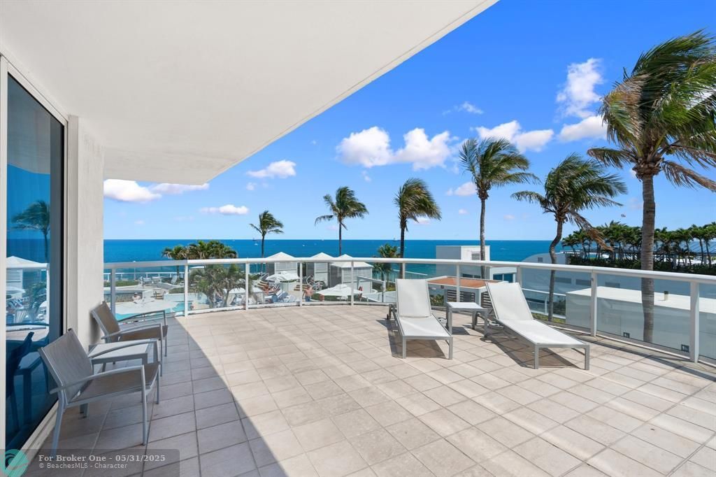 For Sale: $439,000 (1 beds, 2 baths, 1028 Square Feet)
